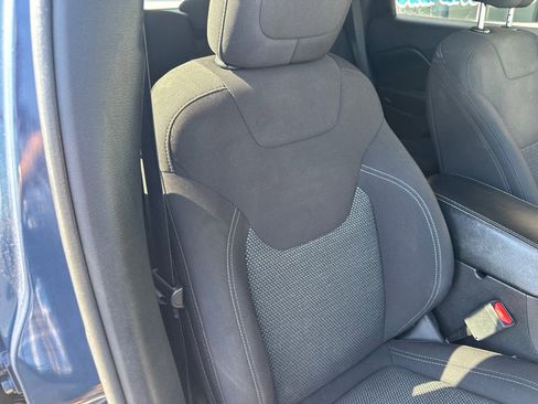 Used 2019 Jeep Cherokee Latitude w/ Cold Weather Group image 9