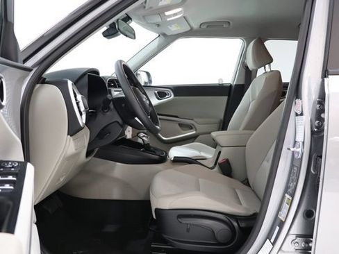 Used 2025 Kia Soul LX w/ LX Technology Package FWD image 17