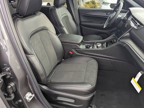 New 2025 Jeep Grand Cherokee Altitude RWD image 38