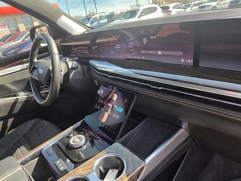 Used 2025 Cadillac Escalade Sport Platinum w/ LPO, ONYX Package image 9