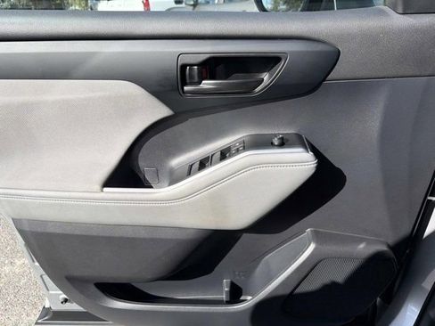 Used 2023 Toyota Highlander L FWD image 7