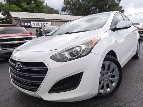 Used 2017 Hyundai Elantra GT image 1
