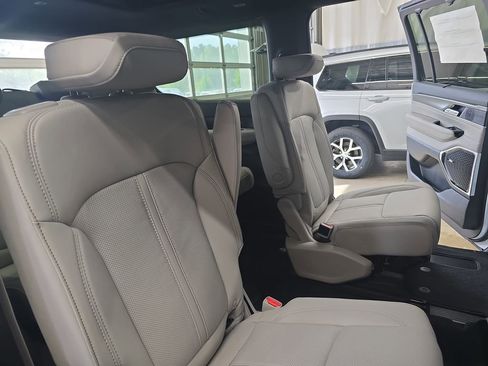 New 2026 Jeep Grand Wagoneer Limited AWD/4WD image 11