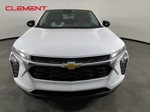 Used 2024 Chevrolet Trax LS FWD image 2