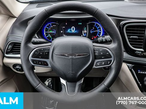 Used 2024 Chrysler Pacifica Select image 31