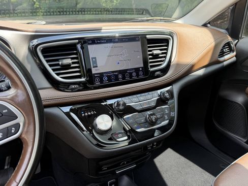 Used 2019 Chrysler Pacifica Limited w/ Advanced Safetytec Group FWD image 11