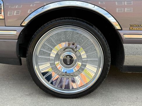 Used 1995 Lincoln Town Car Cartier RWD image 13