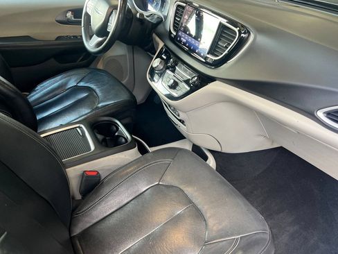 Used 2022 Chrysler Pacifica Touring-L FWD image 17