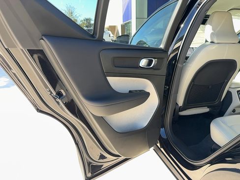 Certified 2022 Volvo XC40 T5 Momentum w/ Premium Package image 15