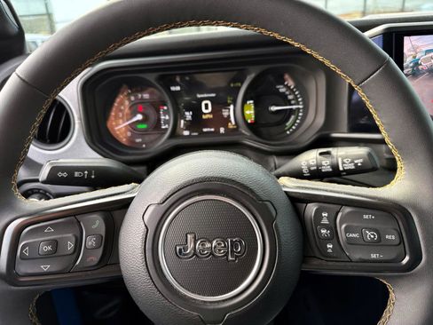 Used 2024 Jeep Wrangler Unlimited w/ Convenience Group AWD/4WD image 20