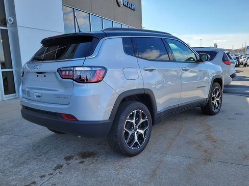 Used 2025 Jeep Compass Limited image 4