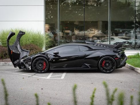Used 2022 Lamborghini Huracan STO image 18