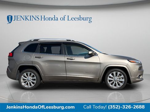 Used 2017 Jeep Cherokee Overland w/ Technology Group FWD image 2