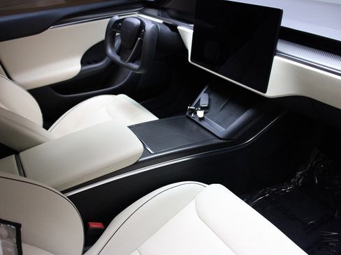 Used 2022 Tesla Model S Plaid image 12