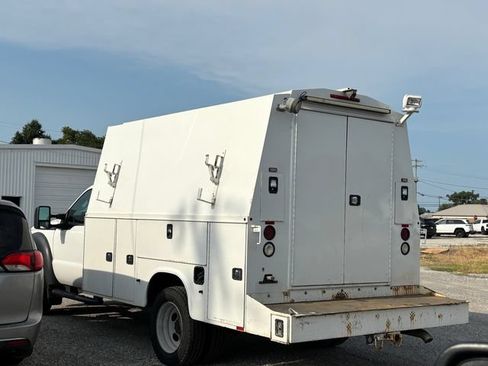 Used 2015 Ford F550 2WD Regular Cab Super Duty image 4