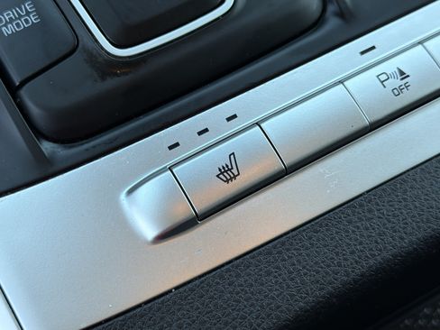 Used 2024 Kia Carnival LX FWD image 29