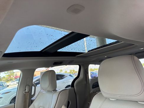 Used 2017 Chrysler Pacifica Limited image 12