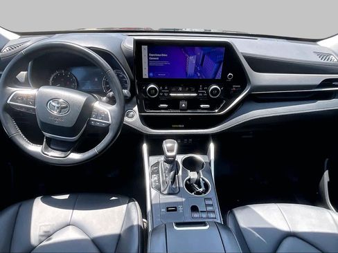 Used 2025 Toyota Highlander XLE FWD image 15