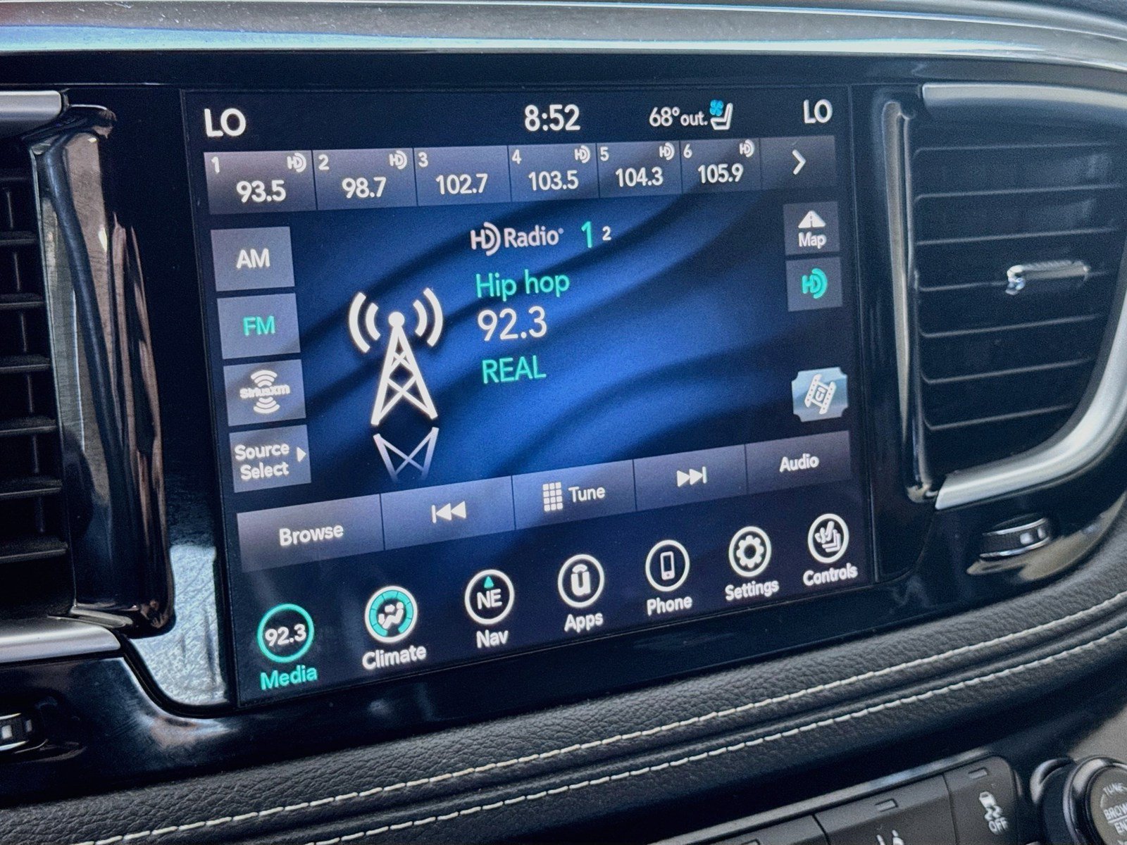 Used 2020 Chrysler Pacifica Limited w/ Advanced Safetytec Group FWD image 11