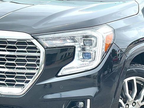 Used 2022 GMC Terrain Denali w/ Denali Premium Package AWD/4WD image 4