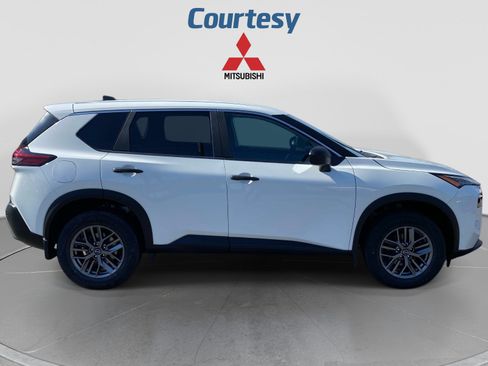 Used 2023 Nissan Rogue S AWD/4WD image 7