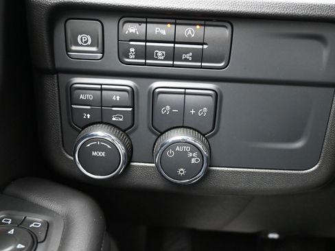 Used 2025 Chevrolet Tahoe LT AWD/4WD image 23