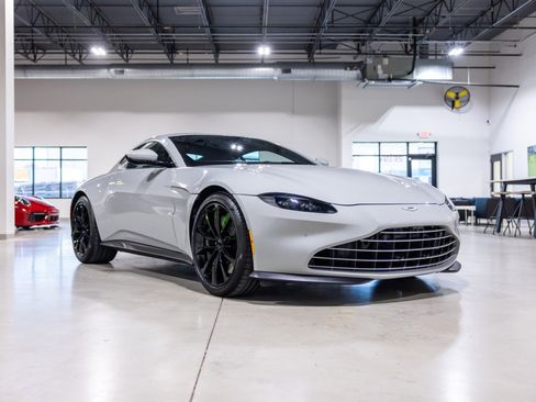 Used 2023 Aston Martin V8 Vantage Coupe RWD image 3