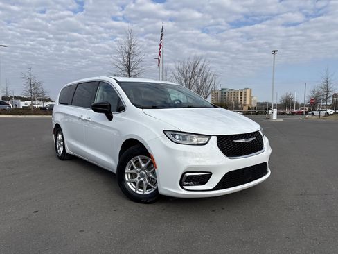 Certified 2024 Chrysler Pacifica Touring-L image 2