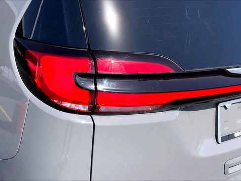 Used 2025 Chrysler Pacifica Select image 29