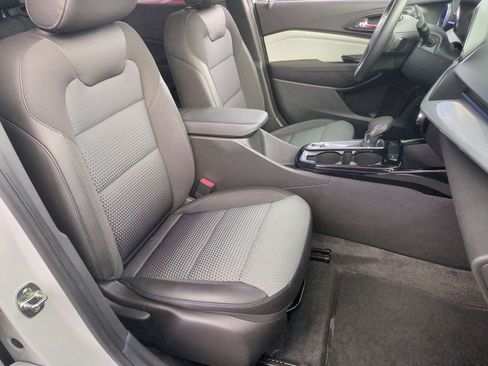 Used 2025 Chevrolet Trax LT w/ LT Convenience Package FWD image 24