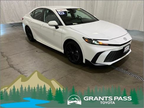 Certified 2025 Toyota Camry SE FWD image 1