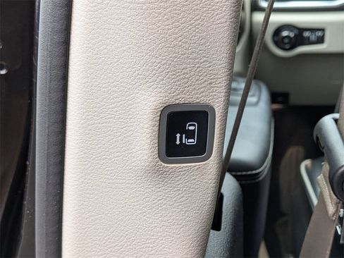 Used 2022 Chrysler Pacifica Limited w/ Uconnect Theater Family Group image 32