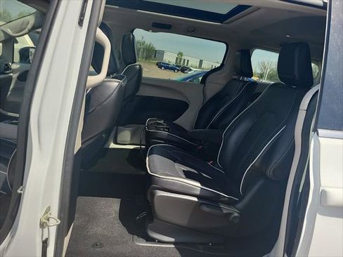 Used 2023 Chrysler Pacifica Limited FWD image 18