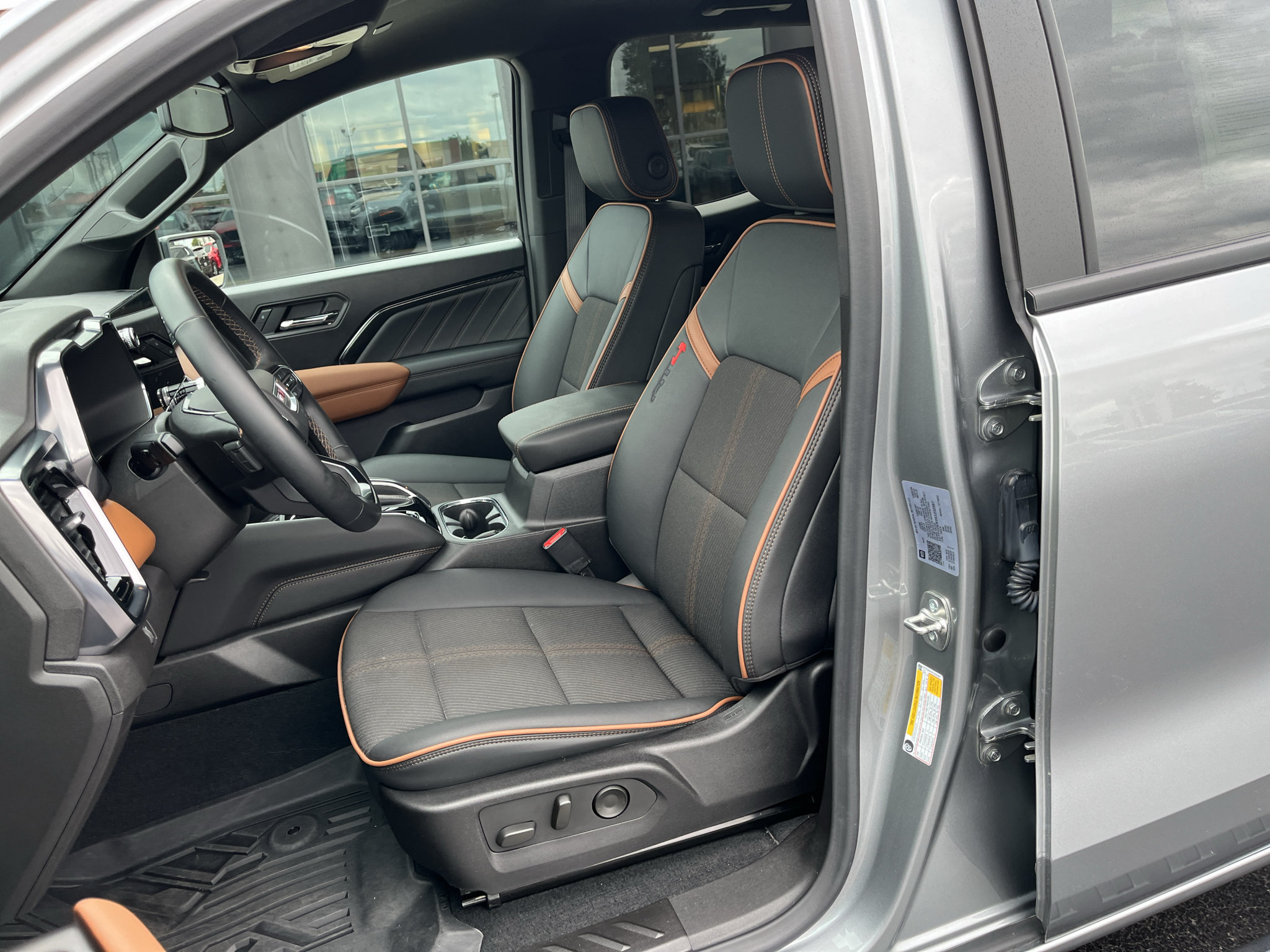 Used 2025 GMC Canyon AT4 AWD/4WD image 33