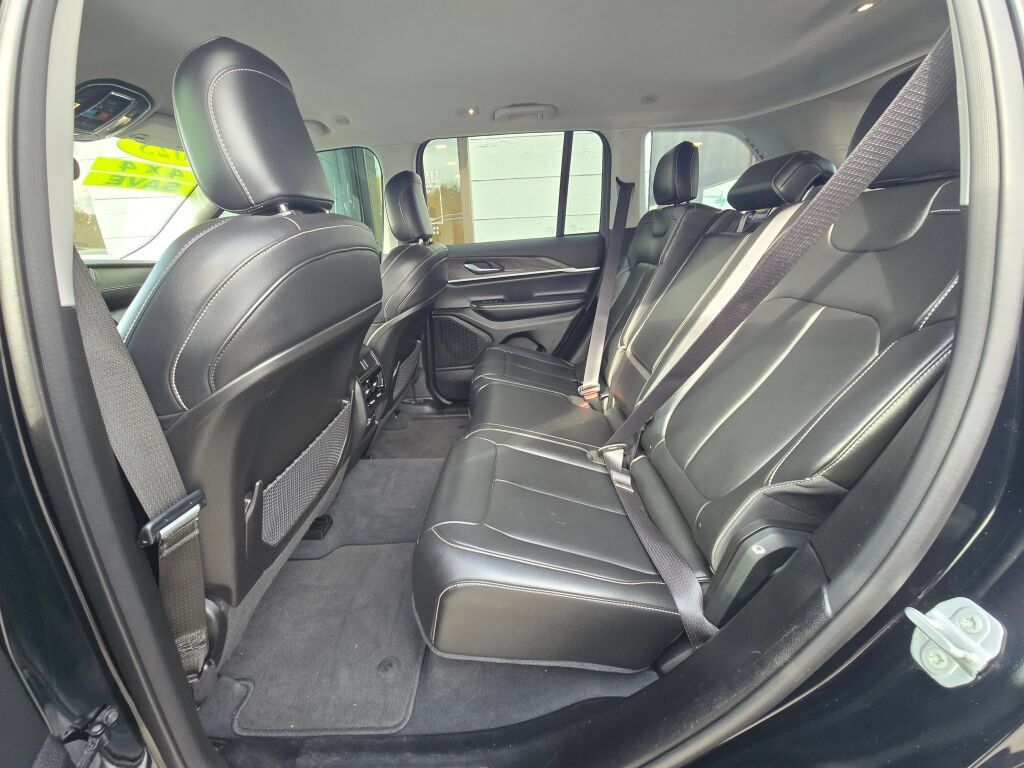 Used 2023 Jeep Grand Cherokee Limited AWD/4WD image 12