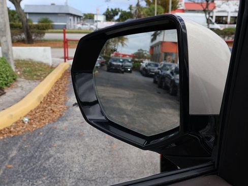 Used 2024 GMC Yukon SLT w/ SLT Luxury Package image 38