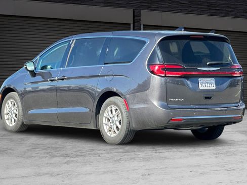 Used 2023 Chrysler Pacifica Touring-L image 6