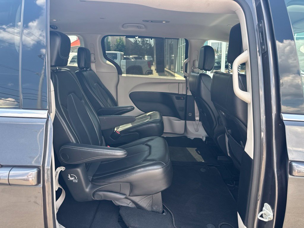 Used 2023 Chrysler Pacifica Touring-L FWD image 21