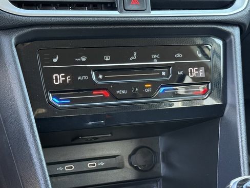 Used 2025 Volkswagen Taos SE image 21