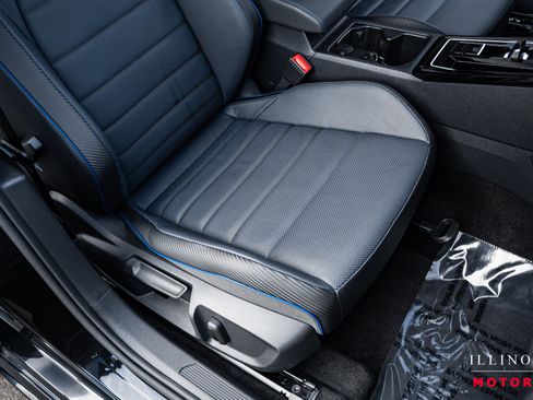 Used 2024 Volkswagen Golf R image 37