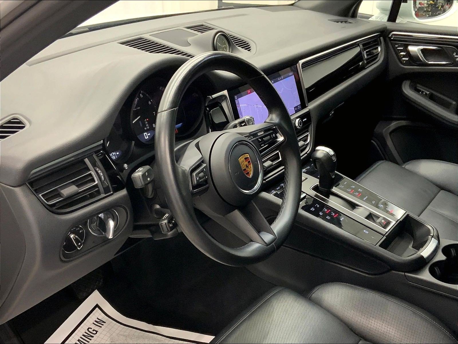 Certified 2023 Porsche Macan AWD/4WD image 4