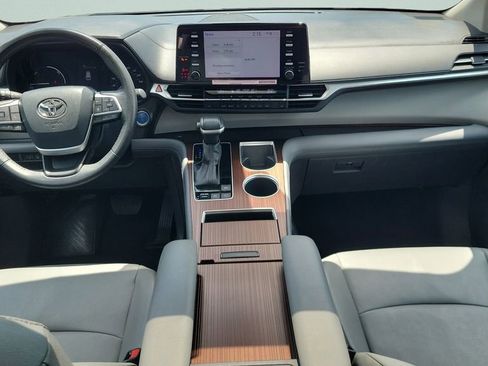Certified 2024 Toyota Sienna XLE FWD image 11