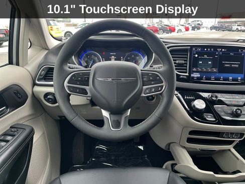 Used 2024 Chrysler Pacifica Touring-L image 19
