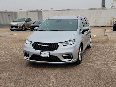 Used 2023 Chrysler Pacifica Touring-L FWD image 4