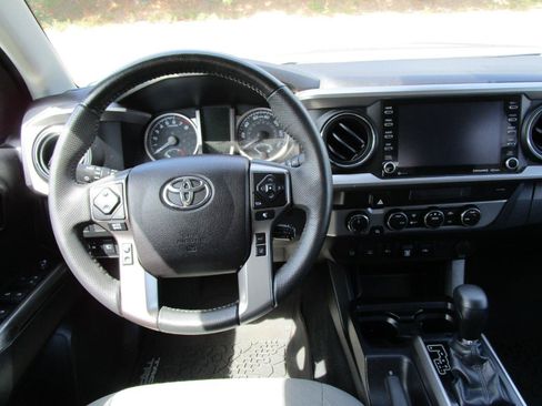 Used 2021 Toyota Tacoma SR5 AWD/4WD image 7