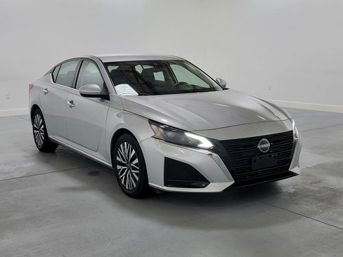 Used 2023 Nissan Altima 2.5 SV FWD image 2