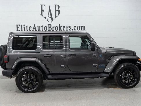 Used 2025 Jeep Wrangler Unlimited Sahara AWD/4WD image 5
