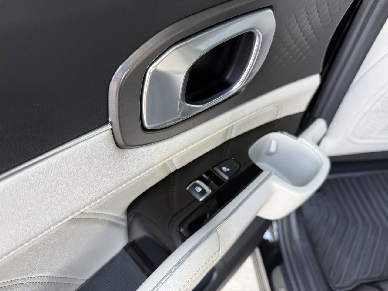 Used 2022 Kia Sorento AWD SX Prestige Plug-In Hybrid image 45