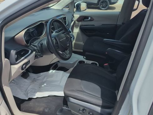 Used 2023 Chrysler Voyager LX FWD image 9