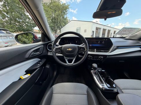 Used 2024 Chevrolet Trax LT w/ Driver Confidence Package FWD image 2